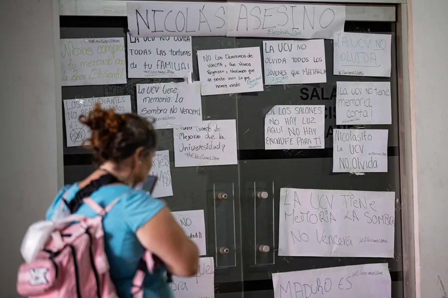 Una mujer observa carteles contra una conferencia sobre el depuesto presidente Nicolás Maduro. Foto: Agencia EFE